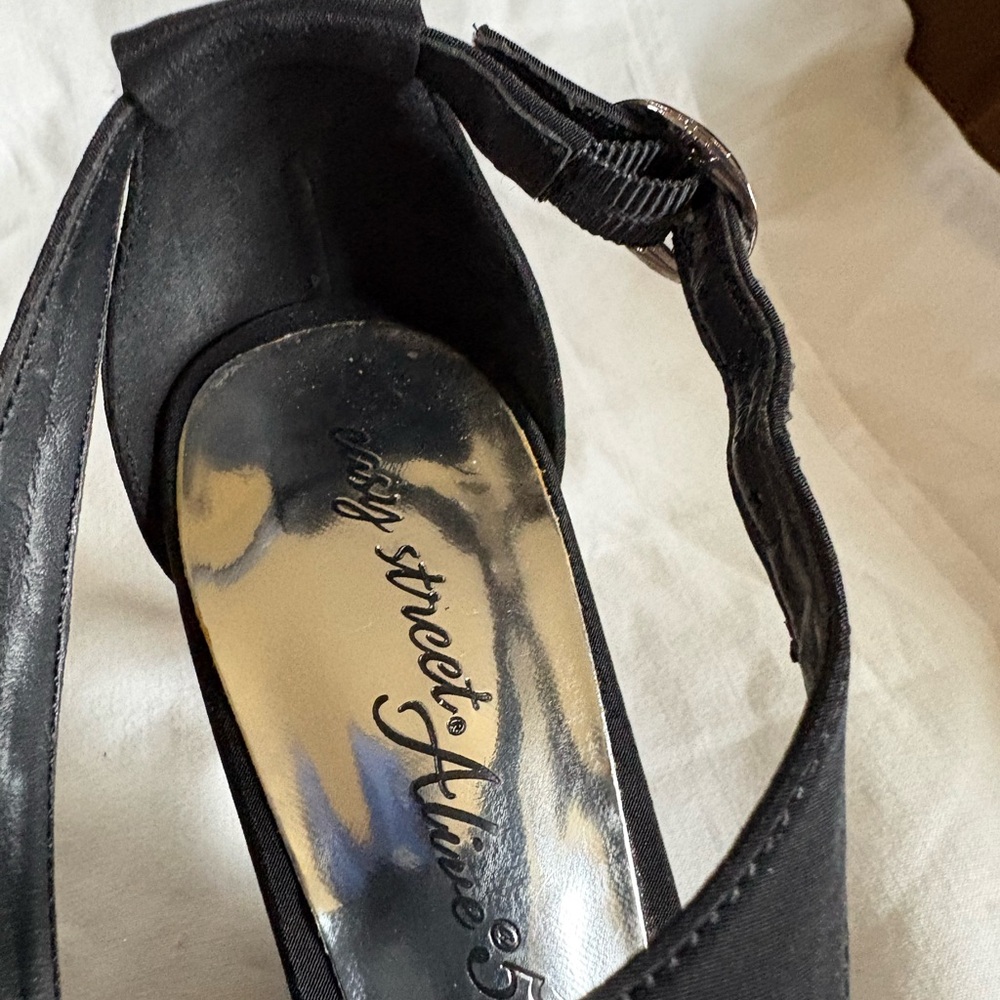 Easy Street Alive Elegant Black Women's Heels size 6 1/2 M New - Picture 2 of 8